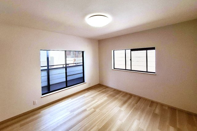 約8帖の洋室（3）。リフォームでまっさらのお部屋になりました。