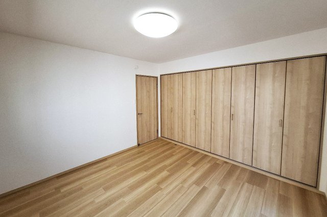 ワイドなクローゼット付きでゆったりとした洋室（3）は、主寝室にぴったりのお部屋です。