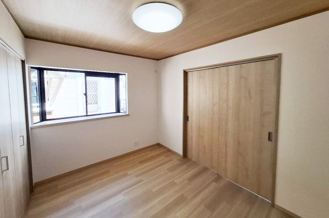 2階真ん中の洋室（1）。出窓付きのお部屋で、隣の洋室（2）と続き間になっています。