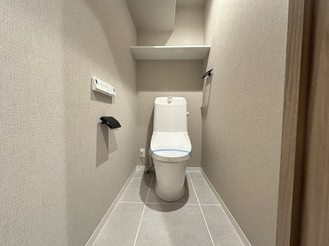 温水洗浄便座のトイレ設備です。奥行きの有るゆったりしたスペースのトイレ空間です。