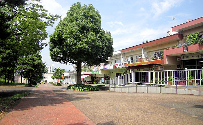 スーパーや郵便局など生活に必要な店舗が充実の落合団地商店街まで徒歩5分