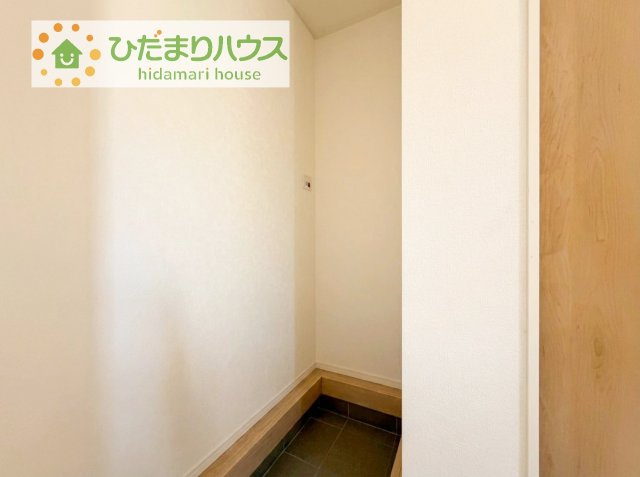 シューズインクローゼットは、靴以外にもゴルフバックやベビーカーを置くことができ、　散らかりがちな玄関もスッキリします。