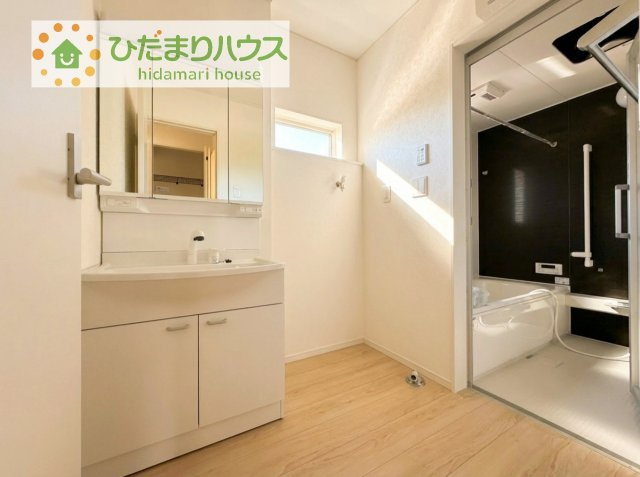 三面鏡の大きな鏡は憧れます(^^♪　鏡の後ろは収納となっていて、細かいものでも収納できるのでスッキリと整理できます！