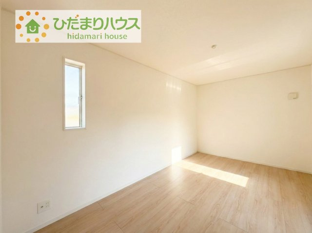 広めの主寝室は、ベッドの他にもパソコンデスクやドレッサーなども置けちゃいます(*^-^*)