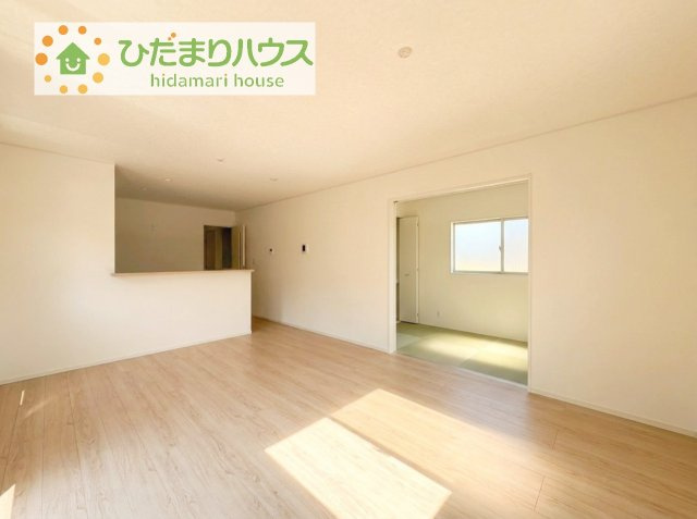 リビングの大きな窓からは、暖かな日の光が降り注ぎます・・・