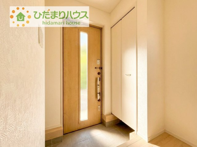 毎日「行ってきます」「ただいま」をいう玄関は明るく光が差し込みます♪