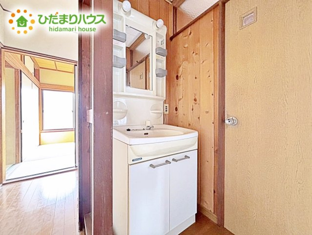 ゆったりとした洗面所には物入れを完備！タオルや洗剤をしまえます(^^)/