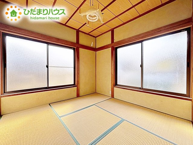 二面採光の設計で明るい時間帯は陽が入り、リラックス出来るお部屋となっています。