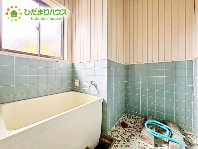 浴室には窓があり、換気が良好です。リラックスできるバスタイムを楽しむことができ、心地よい空間を提供します。