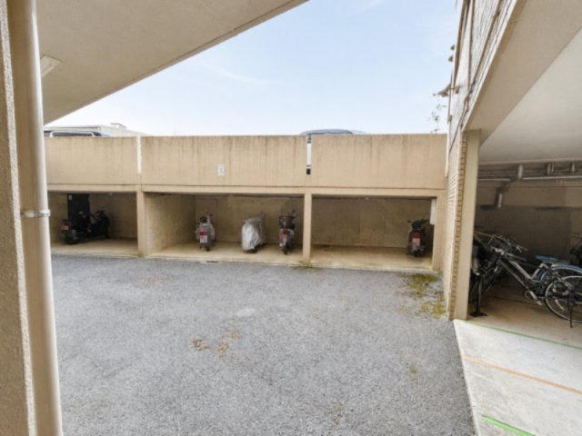 敷地内には駐輪スペースとバイク置き場が確保されており、自転車やバイクを利用される方にも便利です。屋根付きのスペースとなっているため、雨や日差しの影響を受けにくく、大切な車両を保管しやすい点も魅力です。
