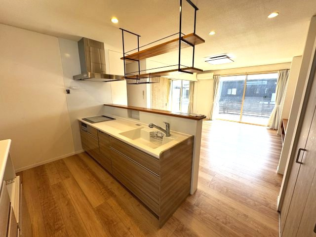 キッチンからリビングダイニングを見渡せます。お子さんの様子もすぐにわかりますね♪