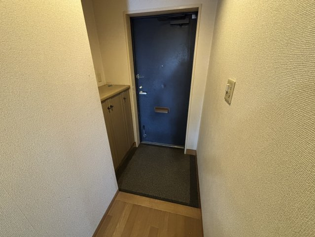 落ち着いた色合いの玄関スペース。シューズボックス付きで収納力もあり、いつでもすっきりとした印象を保てます。外出や帰宅の際に気持ち良く出入りできる、シンプルで機能的な住まいの第一印象を整える場所です。