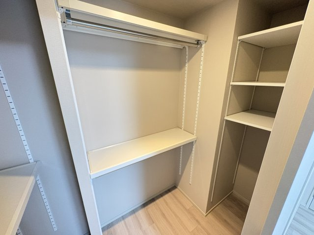 衣類を掛けた状態で収納できるほか、棚部分にはバッグや帽子、収納ケースなどを整理して置くことができます。収納する物に合わせてスペースを使い分けやすく、衣類や日用品をまとめて管理できるのが魅力。
