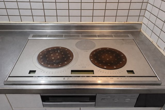 IHクッキングヒーターを採用し、火を使わない安心設計。お手入れもしやすく、日々の調理が快適に行えます。作業スペースも確保されており、料理を楽しみたい方にもおすすめです。