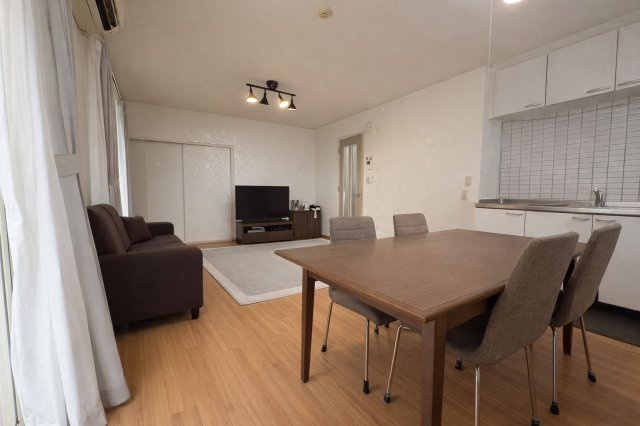 ダイニングから見渡せるLDKは、家族を感じながら過ごせる一体感のある空間。リビングとの距離感も程よく食事とくつろぎの時間を自然に切り替えられます。視線が抜けるため圧迫感がなく日常使いしやすい間取りです