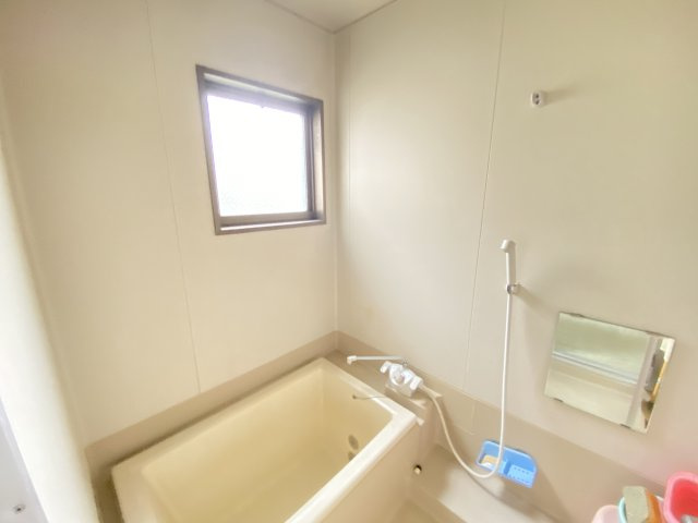 シンプルで使い勝手の良い浴室は、清潔感あるベージュトーンで統一。窓付きで換気性も良好なため、カビの発生を抑えて快適なバスタイムが過ごせます。