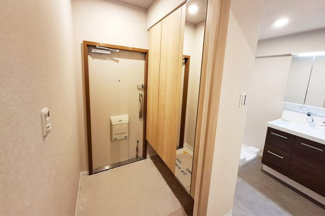 玄関：姿見付きの下駄箱を新調済み。身だしなみチェックも整理整頓もラクラク。