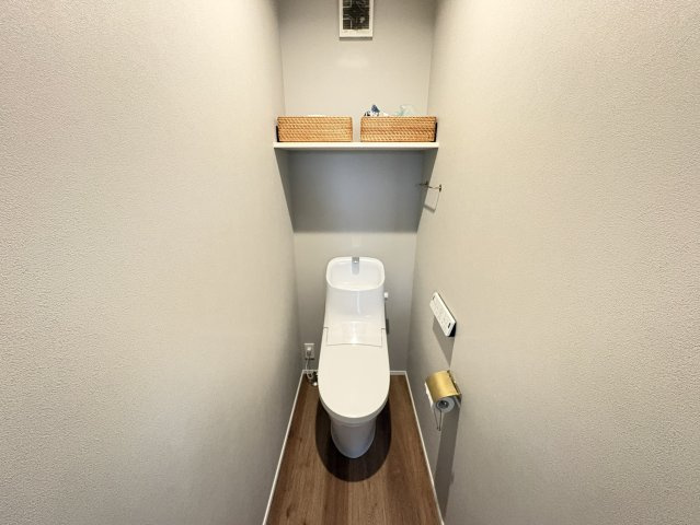 落ち着いた色合いでまとめられた清潔感のあるトイレ空間。上部収納棚付きのため消耗品の保管にも便利です。シンプルで使いやすくお手入れもしやすい設計となっています。気持ちよく利用できる清潔感のある空間です。