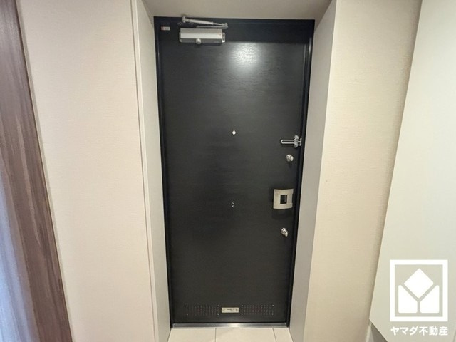 白を基調とした明るい玄関で、毎日を爽やかにスタート。清潔感あふれる空間が、訪れる人々を温かく迎えます。