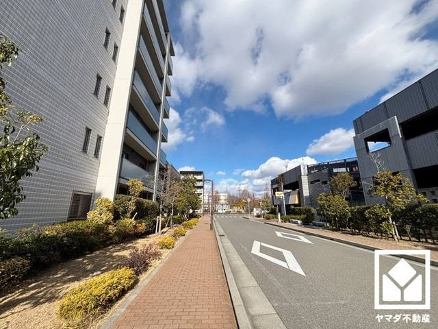 屋根付きの駐輪場・バイク置場を完備。雨や風、直射日光からお乗り物を守ることができます。ご成約でヤマダポイントプレゼント中です。お問合せお待ちしております。