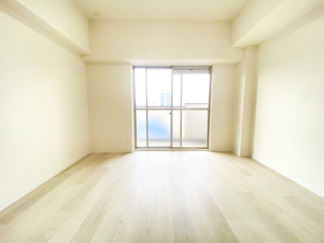 南側洋室、バルコニーに面していて陽当たり良好です♪