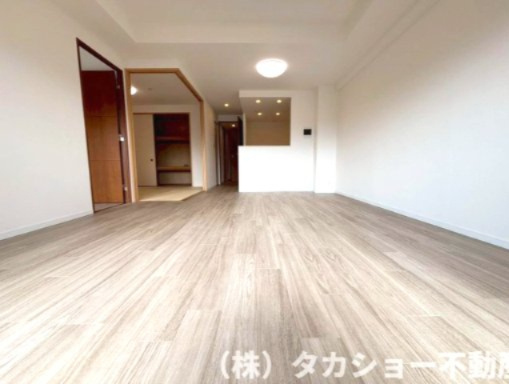 家族が集まるリビングは明るく広々しております☆彡