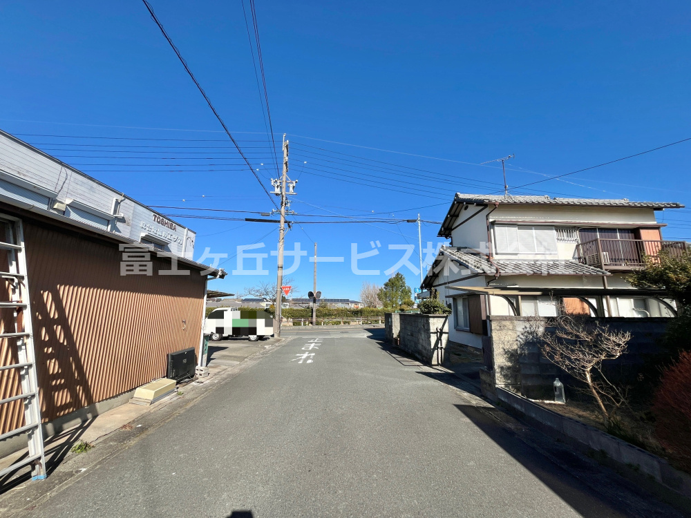 前面道路含む現地写真です