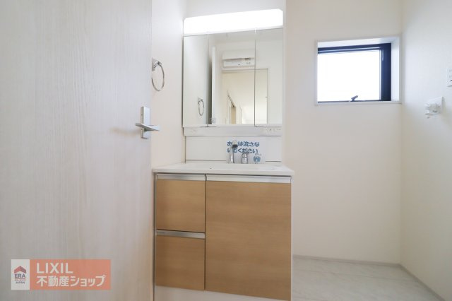 【洗髪洗面化粧台】現地完成写真。ご家族分もたっぷり収納できます！