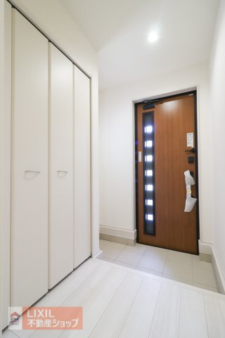 【玄関】現地完成写真。ゆったりと明るい玄関がご家族や来客をお出迎え。