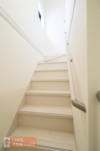 【内装】現地完成写真。階段は手すりもあり妊婦さんからお子様や高齢者も安心です。