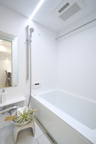 一日の疲れを優雅に解きほぐす、清潔感のあるバスルーム。追い焚き機能や浴室乾燥機を完備し、季節や時間を問わず快適なバスタイムを楽しめます。心地よいバスタイムが、明日への活力を養ってくれます。
