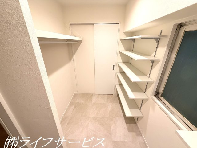 シューズインクローゼット／広々空間につきベビーカーやトランクルームも置けますね。洋室に出入りできる仕様です！