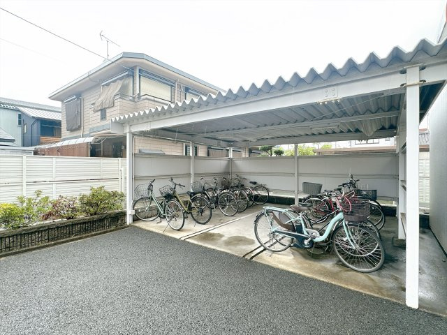 敷地内に駐輪場を完備。自転車でのお出かけにも便利です◎