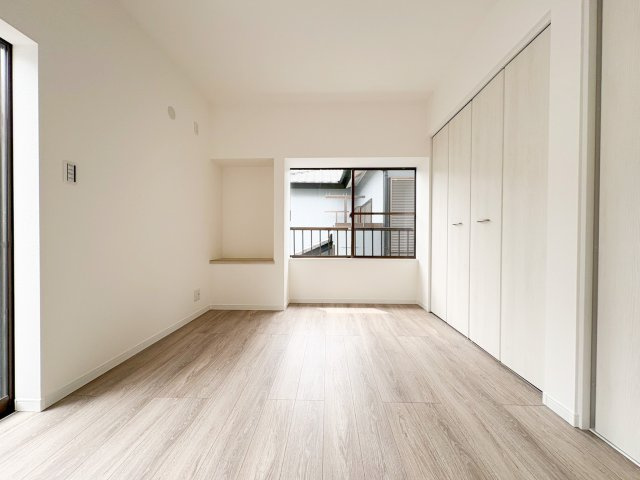 二面採光で明るい洋室です