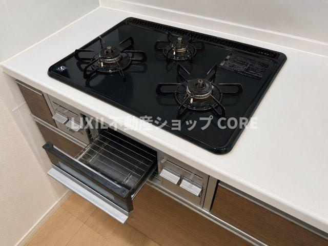 三口コンロで、お料理の効率もアップ！使い勝手の良さを考えました。お洒落なシステムキッチンです。　