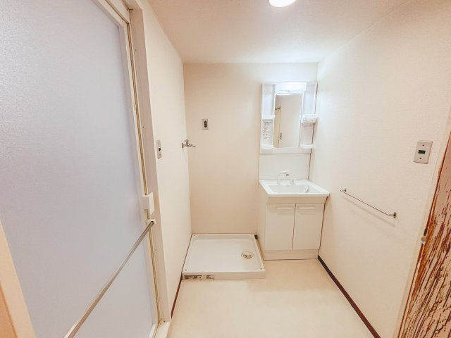 ■平日の朝であっても、落ち着きとくつろぎを感じられる空間で気持ちよく身だしなみを整えられます。