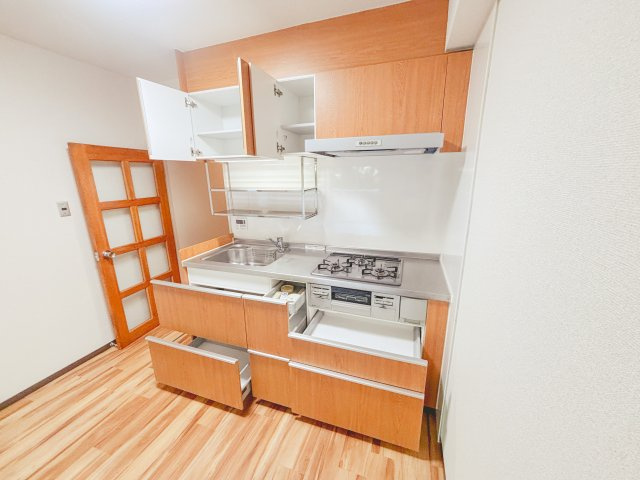 ■キッチンは機能性とインテリア性を重視しました。美しくしつらえた魅せるキッチンの思想を込めたので、リビングに溶け込むキッチンはクッキングタイムを優雅に演出します。