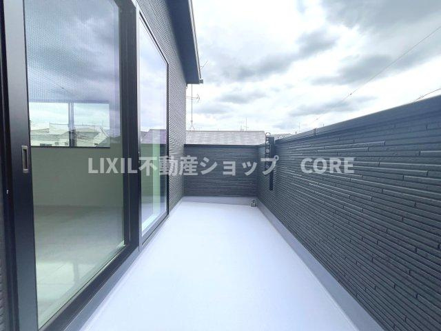 気持ちのいい空が見渡せる広いバルコニー。陽当たりも良く洗濯物やお布団もカラッと乾きそう。