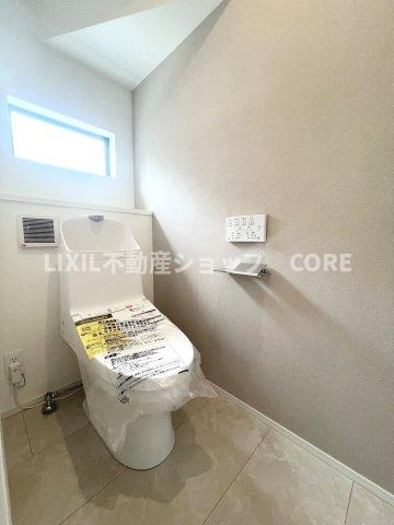 トイレはウォシュレット標準の節水トイレで、デザイン性・清掃性に優れたトイレを採用