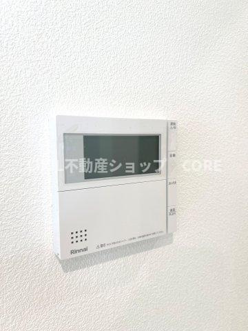 お風呂はボタンひとつで一定量の湯を浴槽に張ったり、保温や追い焚きをすることができる便利な機能付