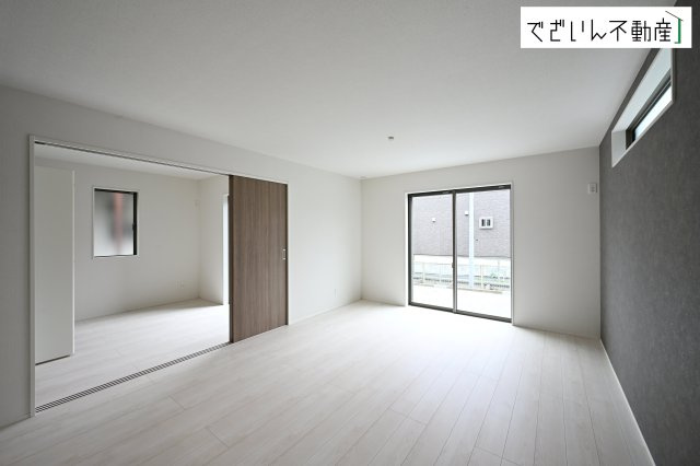 ≪2号棟≫南からたっぷり差し込む陽光が、家族の団らんをあたたかく照らす。広々としたLDKは、子どもが走り回っても余裕のある安心空間です。　現地(2026年3月撮影)