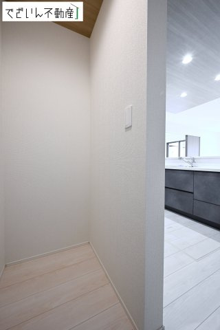 ≪2号棟≫暮らし心地を大きく左右する収納を、適材適所に配置し使い勝手を考慮してあります。空間を余すところなく有効利用した収納は生活空間をより上質なものにしてくれるでしょう。　現地(2026年3月撮影)