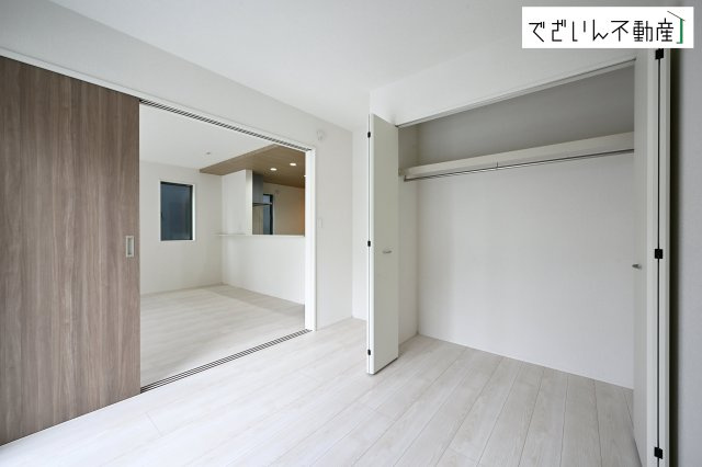 ≪2号棟≫各部屋に収納が充実しているから、片付けがラク。季節用品もすっきり収まり、生活感を隠せます。　現地(2026年3月撮影)