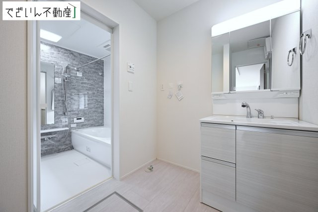 ≪2号棟≫朝の支度も家族並んでスムーズに。洗面台の広さと収納力が、忙しい毎日を支えてくれます。　現地(2026年3月撮影)