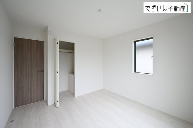 ≪2号棟≫夫婦の寝室としても使える落ち着いた居室。育児の合間にほっと一息つける、静かな時間を守ってくれます。　現地(2026年3月撮影)