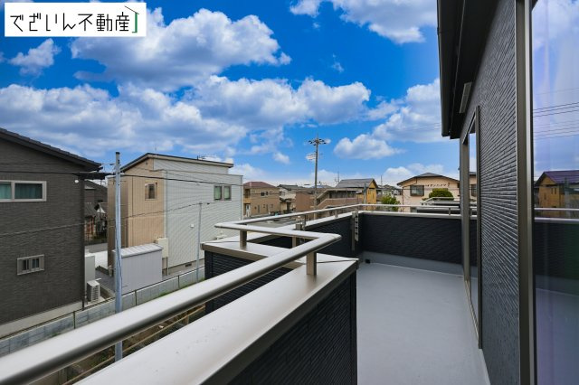 ≪2号棟≫ずっと太陽を感じる事ができるのは、遮るものが視界に無いから。彼方に広がる風景が絵画のように広がります。　現地(2026年3月撮影)