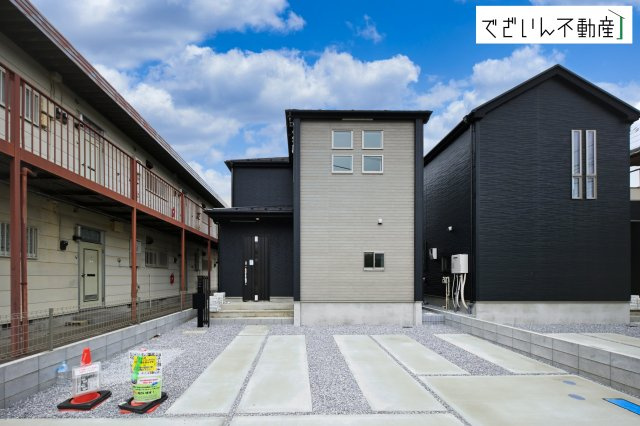 ≪2号棟≫街並みに馴染む、シンプルで洗練された佇まい。暮らしにちょっとした遊び心を添えてくれるお家です。　現地(2026年3月撮影)