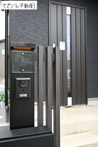 ≪2号棟≫穏やかな佇まいが、家族の新しい日常を優しく包み込む。静かな街並みに、安心して子育てできる環境が整っています。　現地(2026年3月撮影)