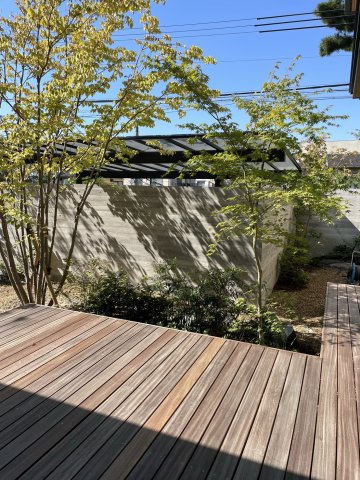 室内から眺めることまで計算された美しい植栽。　四季の移ろいを住まいの中から感じられます。