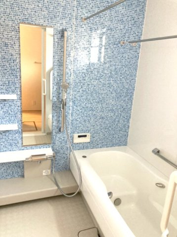 浴室は2か所ございます。　来客用と分けて使用することが可能です。　メイン浴室には自動床洗浄機能が搭載されております。